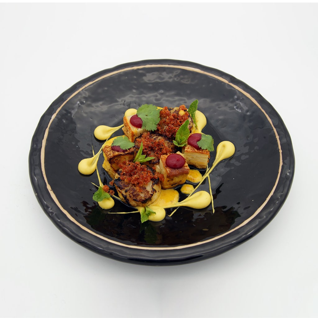 Duo din cozi de creveti si scoici Saint Jacques, mille-feuille din cartofi cu infuzie de sofran si pudra din carnati Chorizo Duo din cozi de creveti si scoici Saint Jacques, mille-feuille din cartofi cu infuzie de sofran si pudra din carnati Chorizo